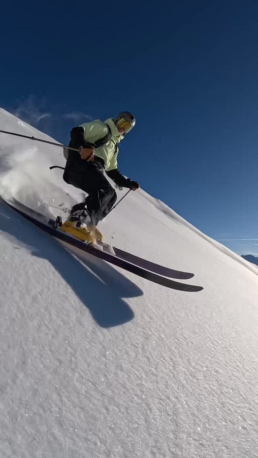 Customer @felixwiemers in Arch Snowboard Jacket Men Faded Neon/Black