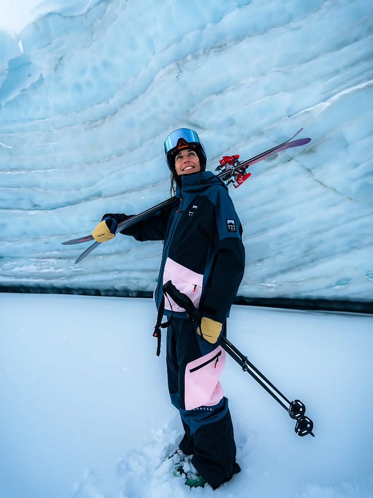 Customer @zuzawitych wearing Montec Morpheus W Snowboard Jacket Metal Blue/Black/Soft Pink
