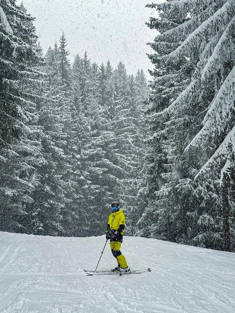 Customer @tao_en_montagne wearing Montec Arch Snowboard Jacket Bright Yellow/Black