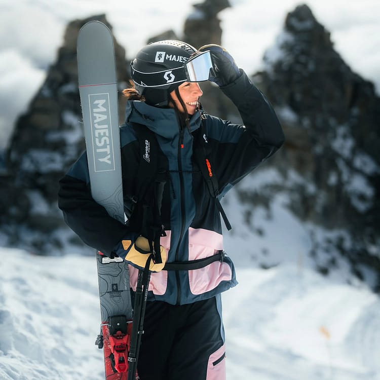 Customer @zuzawitych wearing Montec Morpheus W Snowboard Jacket Metal Blue/Black/Soft Pink